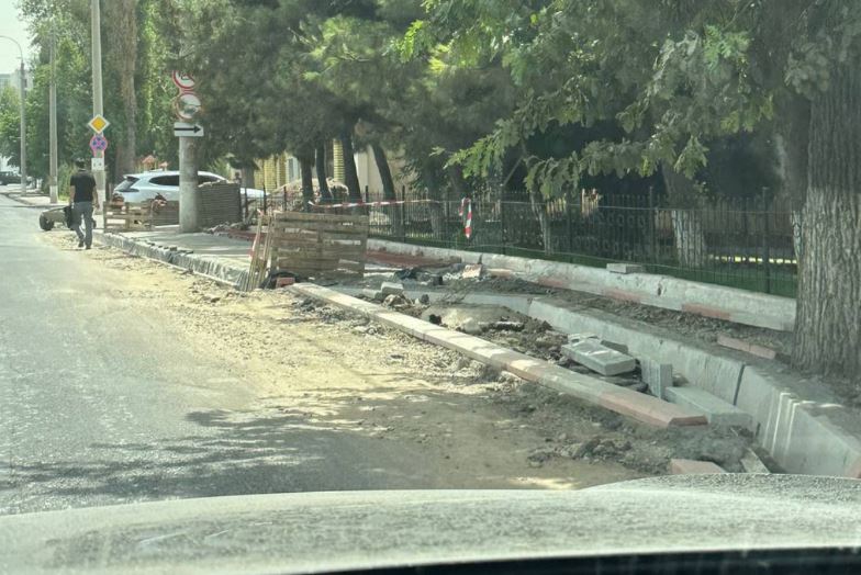 В Ташкенте спустя две недели начали чинить тротуар, вынудивший пешеходов ходить по бордюру (фото)
