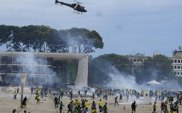 Протестующие ворвались в президентский дворец и здание конгресса Бразилии — видео
