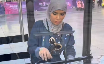 Певица Манзура сыграла на фортепиано на улице Дубая — видео