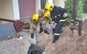 В Ташкенте специалисты спасли мужчину, которого засыпало землей в яме 