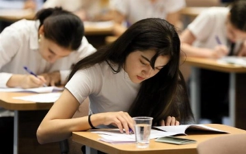 На вступительных экзаменах в вузы женщины набрали больше баллов, чем мужчины