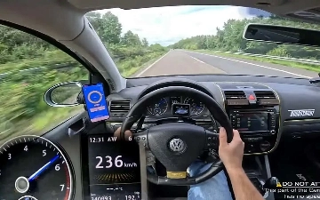 Водитель разогнал Volkswagen Golf до 241 км/ч (видео)