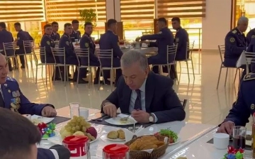 Шавкат Мирзиёев пообедал с курсантами в столовой (видео)