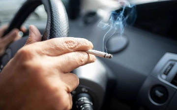Чем опасно курение сигареты за рулем?