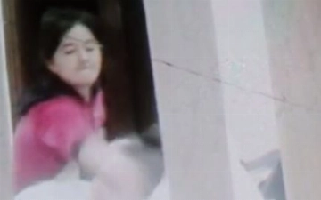 Жительница Хорезма избила больную свекровь — видео
