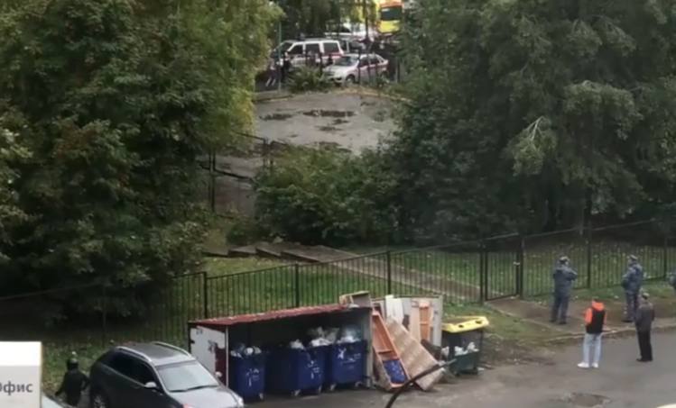 «Мужчина в черном» устроил стрельбу в одной из школ Ижевска — видео