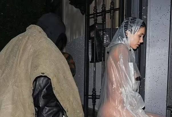 Бьянка Цензори снова появилась на публике обнаженной: ее прикрывал лишь прозрачный дождевой плащ