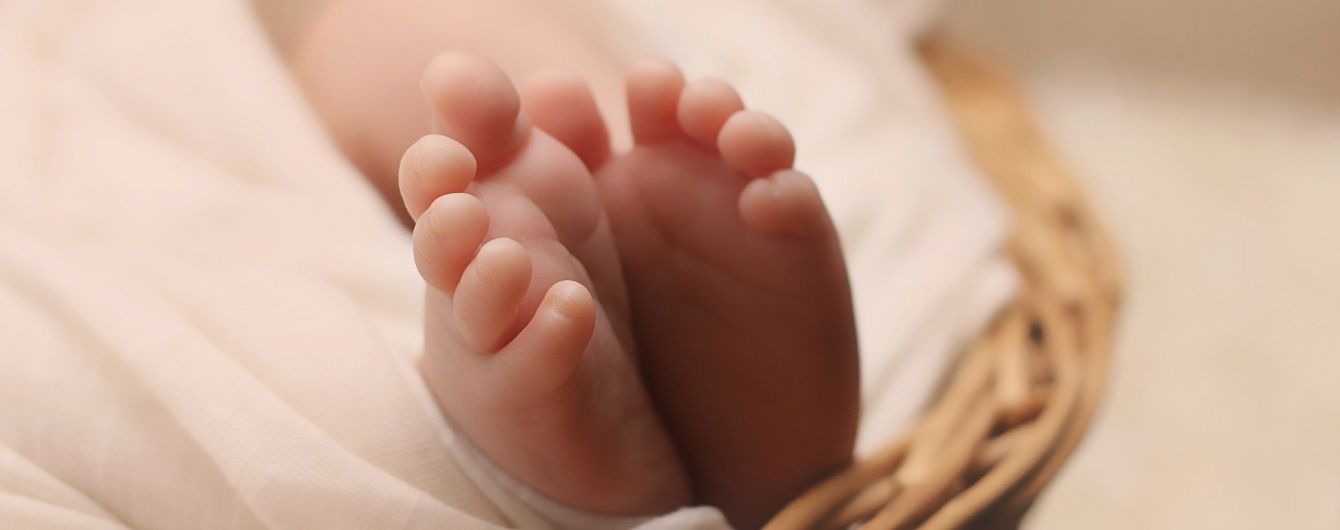 В Фергане девушка родила ребенка в квартире и оставила его умирать