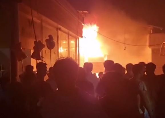 В Коканде произошел крупный пожар на рынке: его тушат 10 спасательных экипажей (видео)