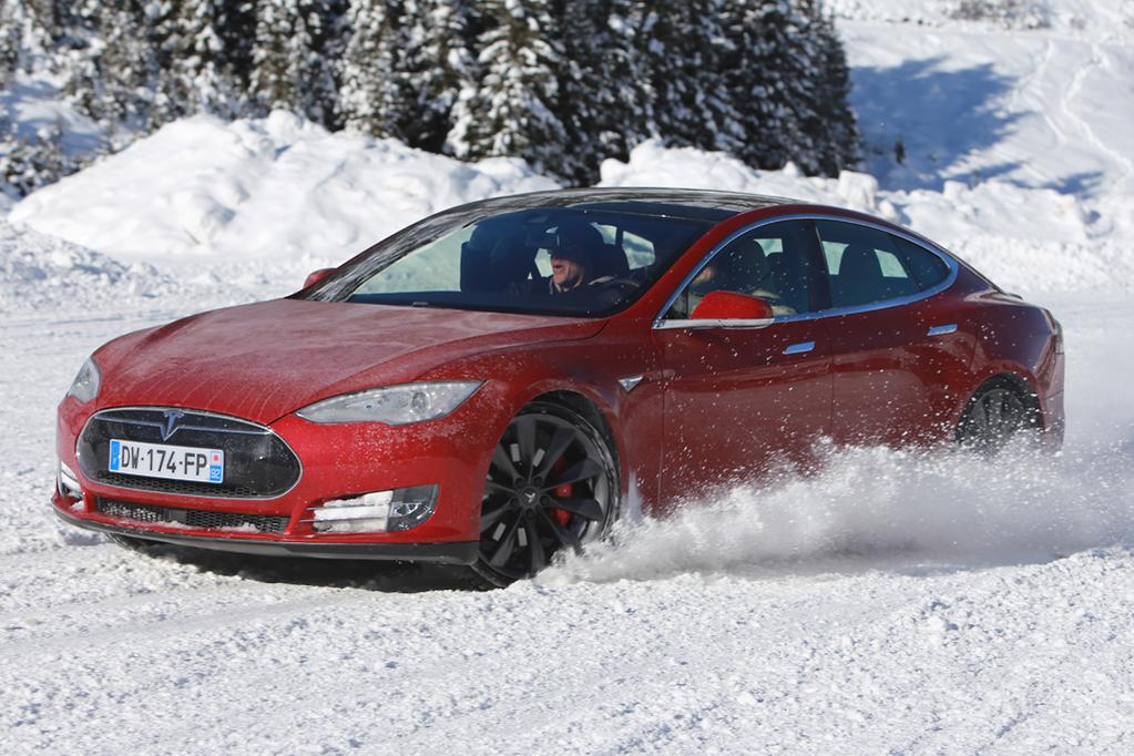 Владелец Tesla Model S пожаловался, что его авто не заряжается на морозе