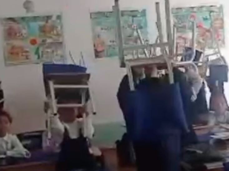 В Джизаке первоклассников заставили стоять с поднятыми стульями из-за невыполненного домашнего задания
