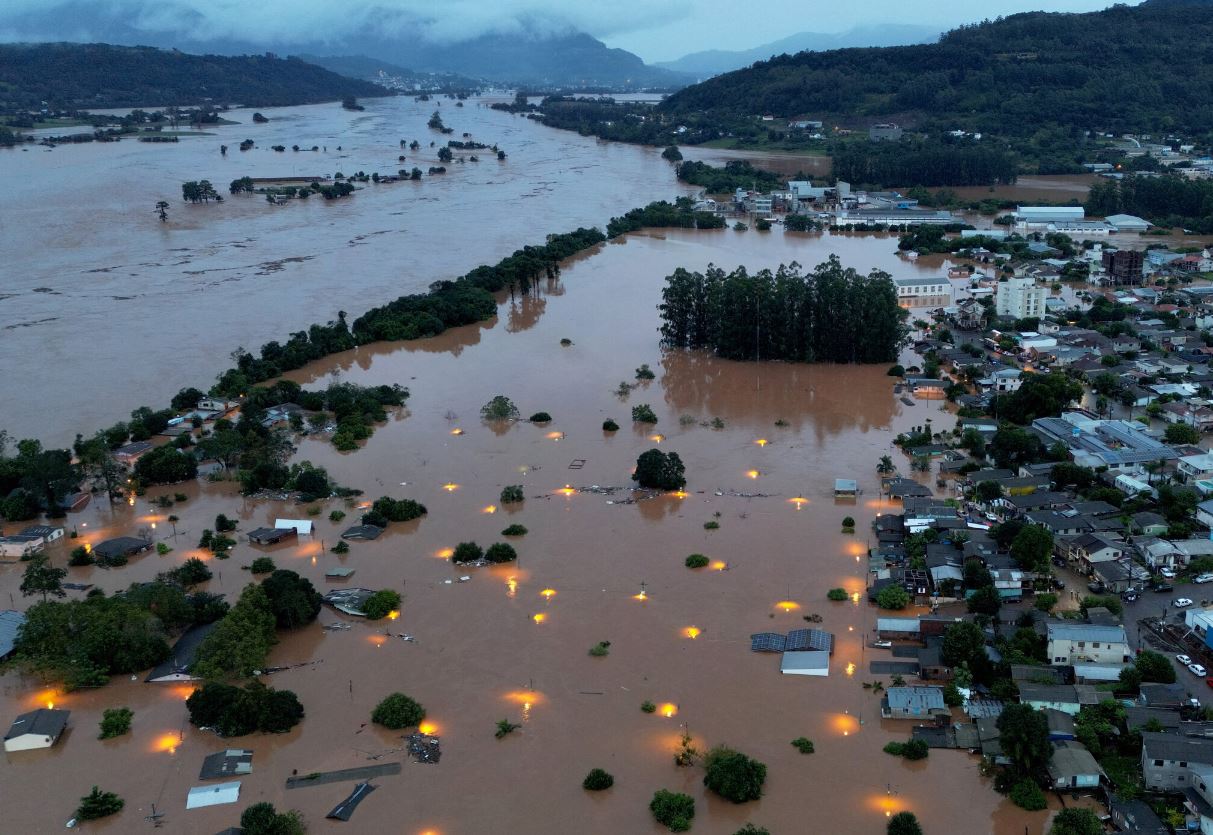 Свыше 300 тысяч жителей Бразилии покинули свои дома из-за наводнений