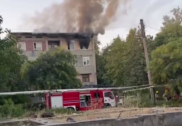 В одной из многоэтажек Ташкента вспыхнул пожар, есть погибший — видео