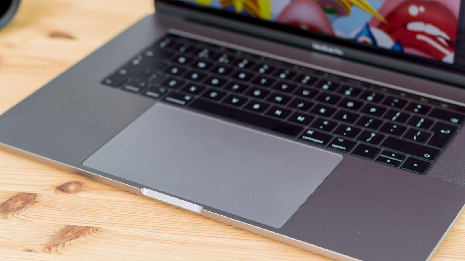 Apple придумала, как защититься от крошек и мусора в клавиатуре