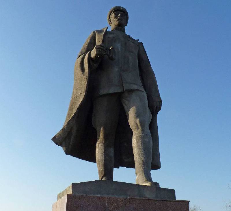 Памятник Сабиру Рахимову установят на прежнее место