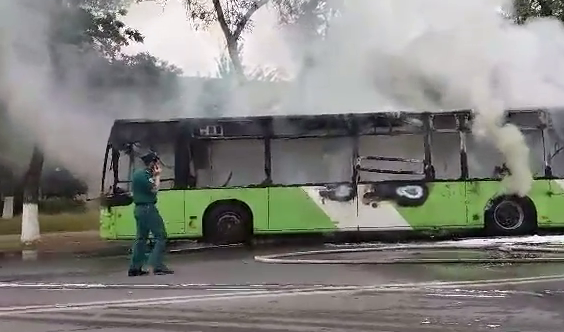 На Чиланзаре горит пассажирский автобус (видео) 