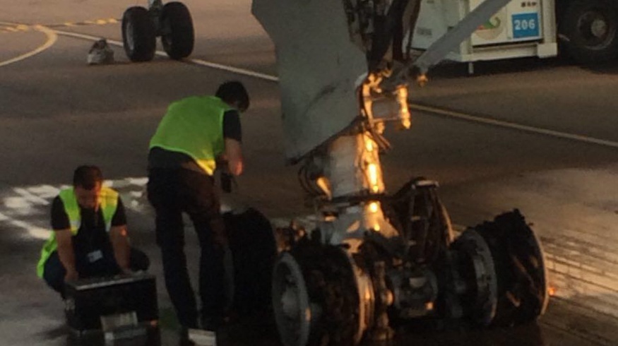  У самолета НАК отказали тормоза и разорвались шины при посадке (фото)