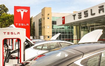 Tesla вновь установила рекорд по продажам электромобилей
