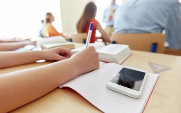 В школах Великобритании вводят полный запрет на мобильные телефоны