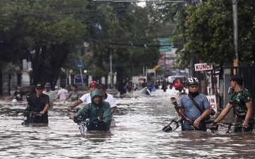 Число жертв наводнений в Индонезии приблизилось к 70