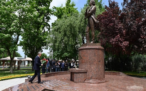 В Ташкенте открыли памятник народному артисту Батыру Закирову 