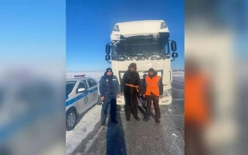 Житель Узбекистана пять дней простоял на морозе из-за опрокинувшейся фуры 