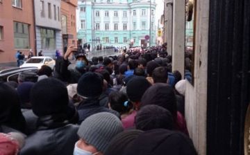 У посольства Узбекистана в Москве выстроились длинные очереди: около двух тысяч узбекистанцев пришли проголосовать 