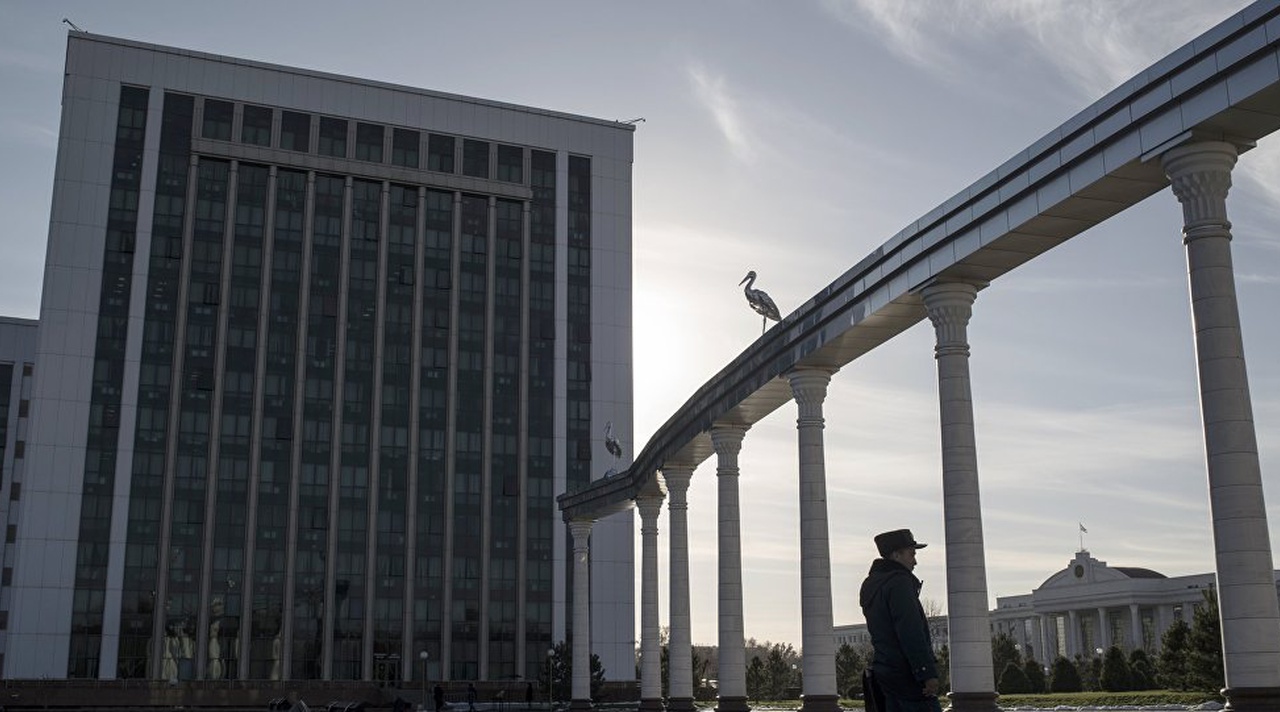 Глава Минфина Узбекистана ужесточил контроль выплаты зарплат бюджетникам