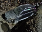Служебная машина хокима Яккабогского района попала в ДТП, а затем застряла на дереве - фото