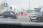 Навороченная «семерка» «дрифтует» посреди дороги — видео