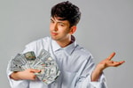 В поисках денег Озод Хурамов начал работать таксистом – видео
