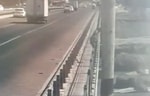 В Самарканде 18-летняя девушка пыталась спрыгнуть с моста — видео