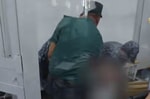 Житель Ташкента, разводивший людей имитацией женского голоса, порезал себя в зале суда — видео