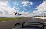 Посмотрите на погоню за спорткаром Porsche на самолете
