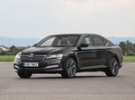 Фотошпионы засняли на испытаниях новый Skoda Superb 2024
