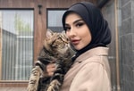 Блогер-миллионник бросила умирать свою кошку, выпавшую с балкона, сняв это на видео