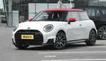 В Китае запустили продажи новейшего Mini Cooper
