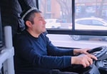 В Ташкенте водители автобусов начали ездить в тюбетейках 