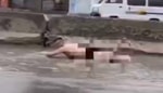 В Самарканде блогер решил искупаться в луже посреди дороги: его арестовали
