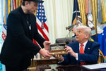 Золотой ключ и синяк: как прошла прощальная пресс-конференция Трампа с Маском
