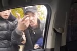 В Самарканде женщине пришлось забежать в чужую машину, чтобы спастись от мужа — видео