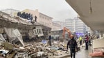Спасатели из Узбекистана достали девять человек из-под завалов в Турции (видео)