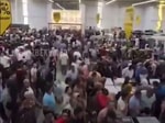 В Ташкенте толпа людей собралась у ТЦ в надежде на скидки — видео