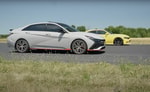 Hyundai Elantra вышла против Dodge Charger в гонке по прямой