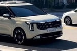 В сети появились первые живые фото обновленного Kia Carnival