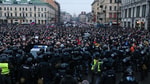 Узбекистанцам порекомендовали не участвовать в митингах в России