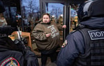 270-килограммовый сын художника Никаса Сафронова приковал себя наручниками у входа в McDonald’s – видео