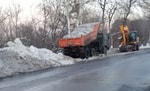 В один из каналов Ташкента начали сбрасывать грязный снег — видео