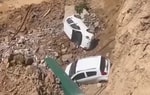 На Юнусабаде две машины упали в котлован строящегося дома (видео)