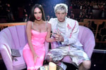 Музыкант Machine Gun Kelly сделал предложение Меган Фокс, подарив два кольца – видео